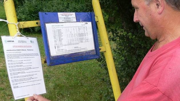 Pan Bedřich z Partutovic sleduje změny v časech autobusových spojů. K těm došlo kvůli uzavírce silnice mezi Partutovicemi a Olšovcem.