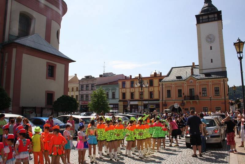 Průvod mažoretek Hranicemi