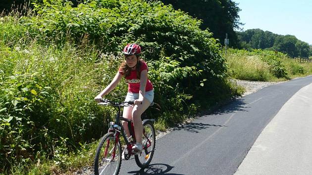 V důsledku povodní se cyklisté i bruslaři dočkali po letech rozšíření stezky na Rybáře.