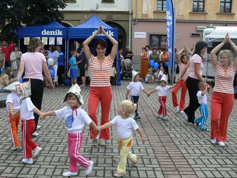 S "Večerníčkem" na tovačovském náměstí také vystoupily děti s maminkami. 