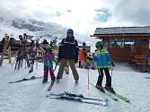 Filip Konečný s dětmi na lyžích