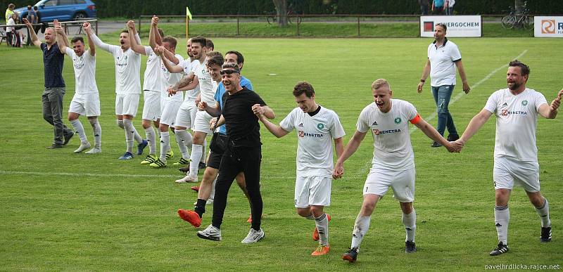 Fotbalisté Tatranu Všechovice (v bílém) v domácím prostředí rozdrtili 6:1 Kralice na Hané. Foto: Pavel Hrdlička