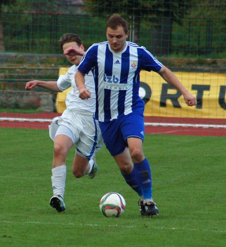 Fotbalisté Hranic (v pruhovaném) v domácím utkání s Přerovem (6:2).