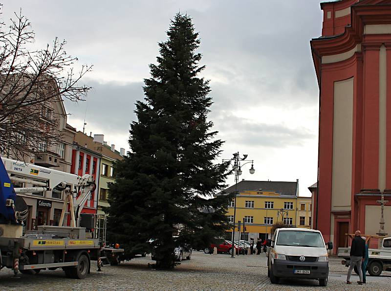 Vánoční strom na Masarykově náměstí v Hranicích.