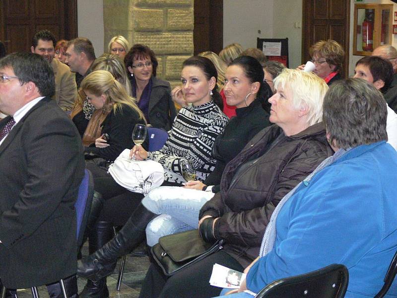 Na přehlídce Móda elegantních dam představily modelky nejen společenské šaty, noční košilky, zimní bundy, sportovní soupravy, ale i ručně háčkované halenky.