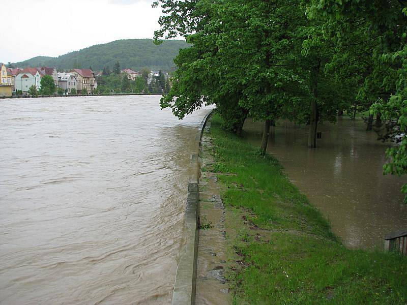 Povodeň v Hranicích: Mostní a Kropáčova ulice a park Čs. legií – v pondělí 17. května ve 13.35 hodin.