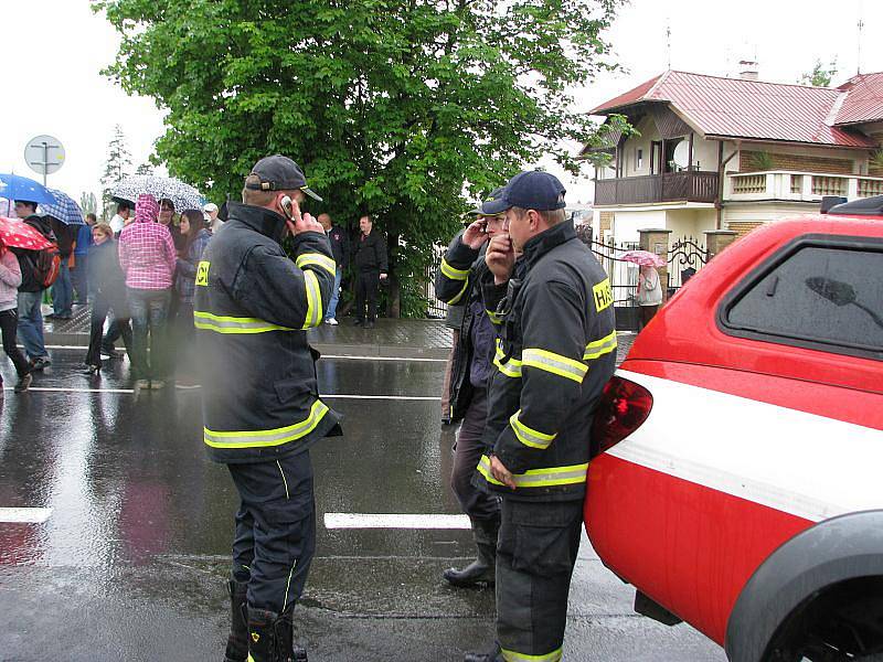 Povodeň v Hranicích: Mostní a Kropáčova ulice a park Čs. legií – v pondělí 17. května ve 13.35 hodin.