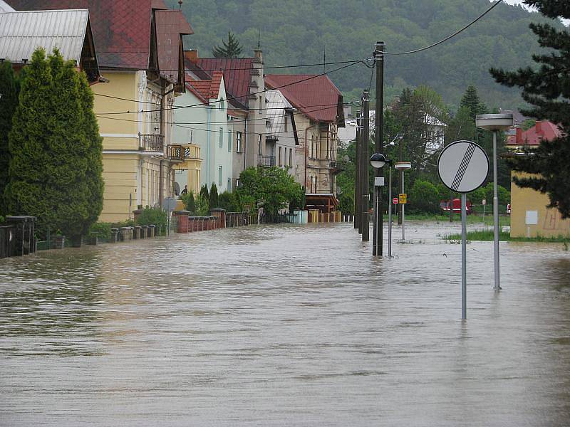 Povodeň v Hranicích: Mostní a Kropáčova ulice a park Čs. legií – v pondělí 17. května ve 13.35 hodin.