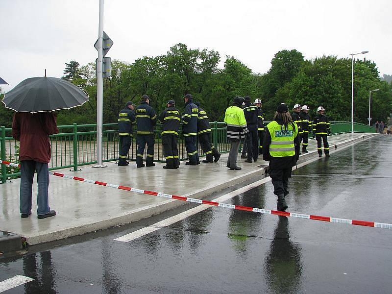 Povodeň v Hranicích: Mostní a Kropáčova ulice a park Čs. legií – v pondělí 17. května ve 13.35 hodin.