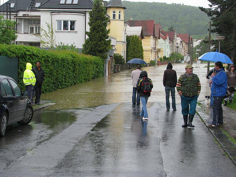 Povodeň v Hranicích: Mostní a Kropáčova ulice a park Čs. legií – v pondělí 17. května ve 13.35 hodin.