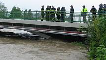 Povodeň v Hranicích: Mostní a Kropáčova ulice a park Čs. legií – v pondělí 17. května ve 13.35 hodin.