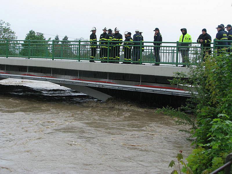 Povodeň v Hranicích: Mostní a Kropáčova ulice a park Čs. legií – v pondělí 17. května ve 13.35 hodin.