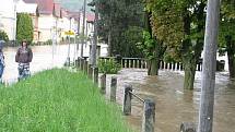 Povodeň v Hranicích: Mostní a Kropáčova ulice a park Čs. legií – v pondělí 17. května ve 13.35 hodin.