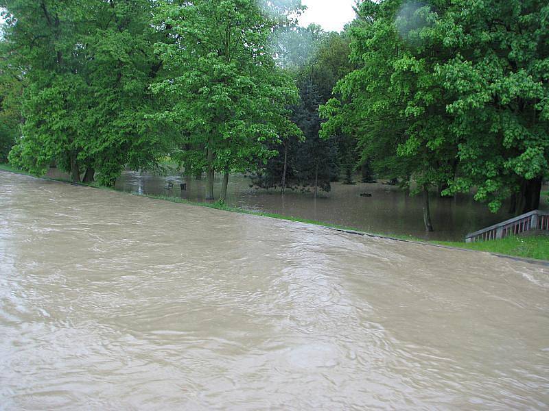 Povodeň v Hranicích: Mostní a Kropáčova ulice a park Čs. legií – v pondělí 17. května ve 13.35 hodin.