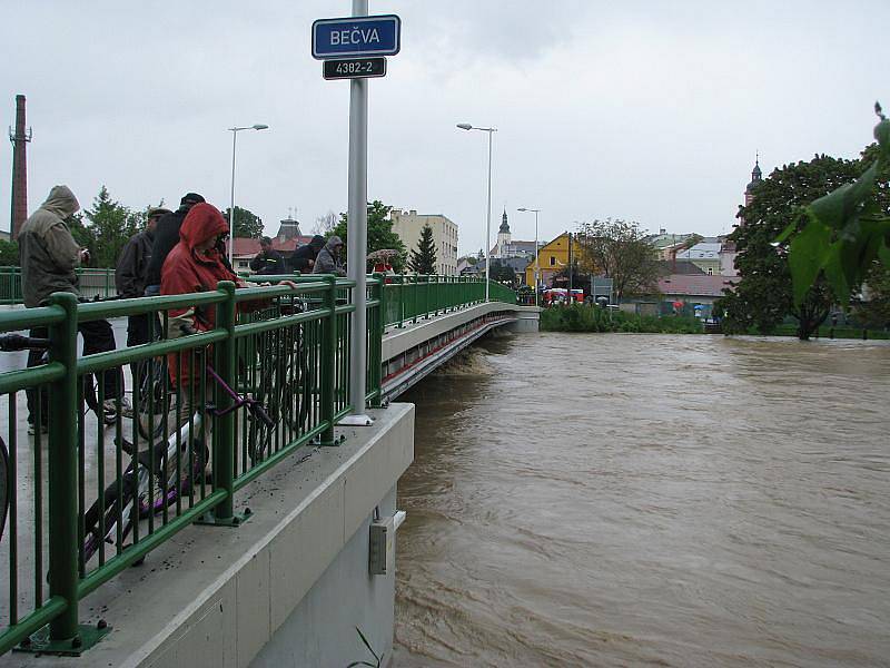 Povodeň v Hranicích: Mostní a Kropáčova ulice a park Čs. legií – v pondělí 17. května ve 13.35 hodin.