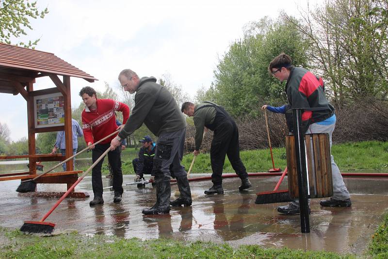 Lidé v Ústí na Hranicku v sobotu uklízeli areál sportoviště, který se ocitl v pátek pod vodou.