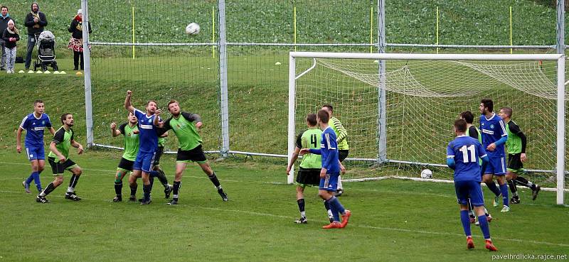 Fotbalisté Tatranu Všechovice (v modrém) na penalty ovládli derby v Opatovicích.