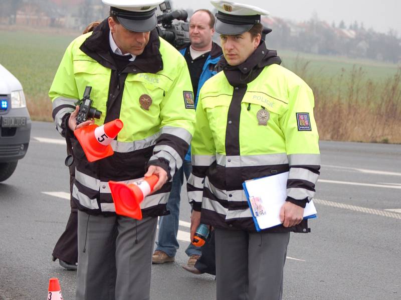 Aby se řidič autobusu vyhnul čelnímu střetu s osobním autem, strhl volant a vozidlo i s cestujícími skončilo v příkopě. Při nehodě byli zraněni tři lidé. 