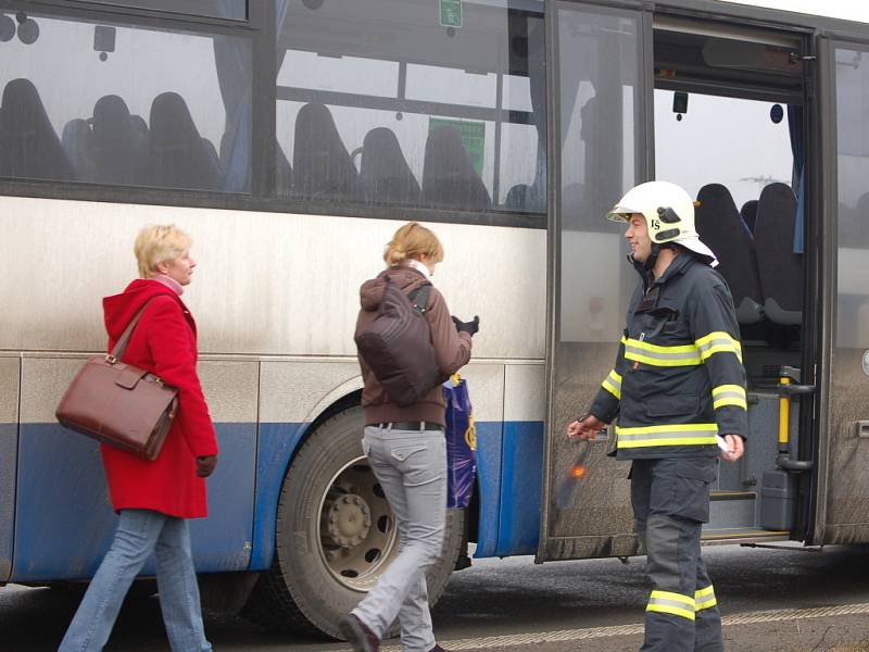 Aby se řidič autobusu vyhnul čelnímu střetu s osobním autem, strhl volant a vozidlo i s cestujícími skončilo v příkopě. Při nehodě byli zraněni tři lidé. 