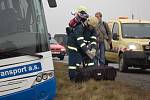 Aby se řidič autobusu vyhnul čelnímu střetu s osobním autem, strhl volant a vozidlo i s cestujícími skončilo v příkopě. Při nehodě byli zraněni tři lidé. 