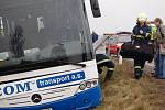 Aby se řidič autobusu vyhnul čelnímu střetu s osobním autem, strhl volant a vozidlo i s cestujícími skončilo v příkopě. Při nehodě byli zraněni tři lidé. 