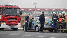 Aby se řidič autobusu vyhnul čelnímu střetu s osobním autem, strhl volant a vozidlo i s cestujícími skončilo v příkopě. Při nehodě byli zraněni tři lidé. 