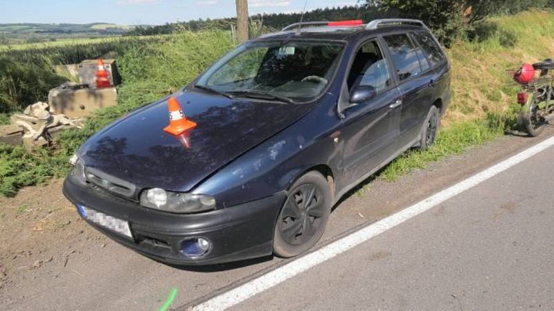 V božích mukách skončilo auto řidičky, která havarovala u obce Ústí na Hranicku.