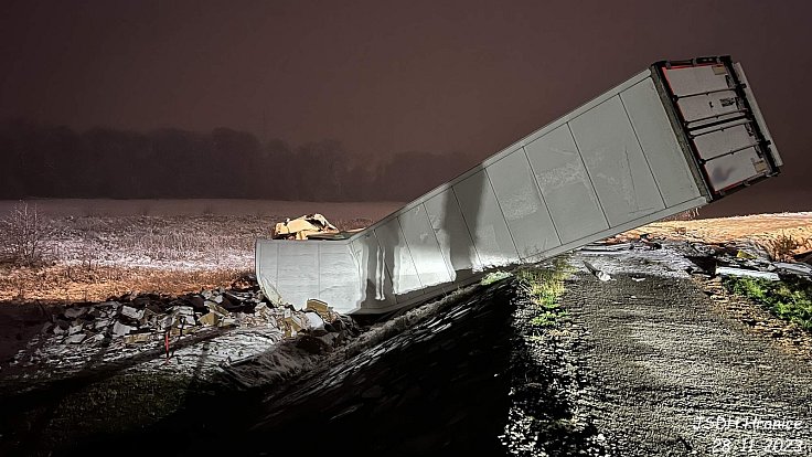Tragicky skončila nehoda kamionu na D1 u Bělotína na Hranicku. Jednačtyřicetiletý řidič pád z mostu nepřežil. Foto: JSDH Hranice, se svolením