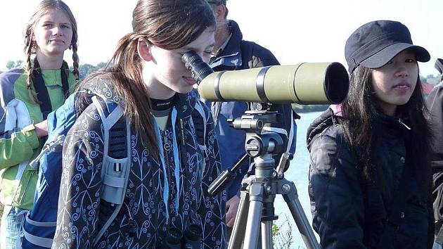 Na tři desítky lidí zamířily v sobotu dopoledne k Tovačovským jezerům, aby mohly pozorovat některé vzácné druhy ptáků.
