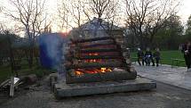 Lampiónový průvod, zapálení vatry a májová veselice v Horním Újezdu
