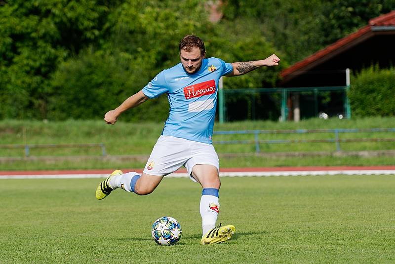 Fotbalisté SK Hranice (v modrém) proti 1. FCV Přerov.