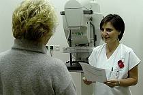 Lékařka Lucie Krpcová při konzultaci s pacientkou. 