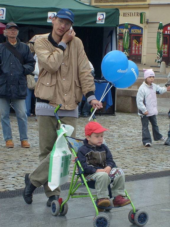 Hraničtí si ve středu 21. května na náměstí užívali Den s Hranickým deníkem.