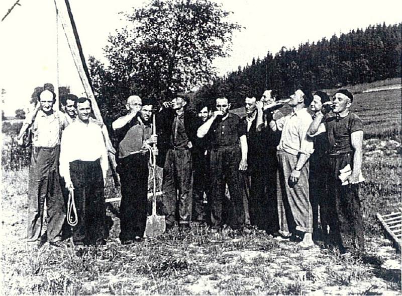 Stavění máje. Zhruba v letech 1962 až 1965 na hřišti Pod Hory v Opatovicích.