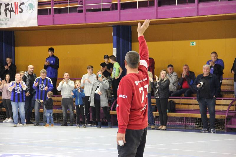 Legendární brankář Josef Kučerka se loučil s kariérou utkáním TJ Cement Hranice - SHC Maloměřice Brno.