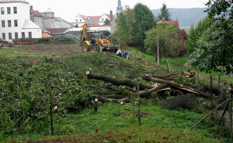 Dřeviny mezi třídou 1. máje a Galašovou ulicí v Hranicích šly k zemi. Staví se školní hřiště