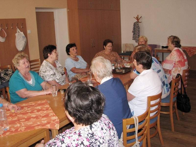 Mezi aktivity Klubu seniorů v Hranicích patří společné zpívání či stolní tenis. Členové se ale už těší i na zájezd do Rakouska