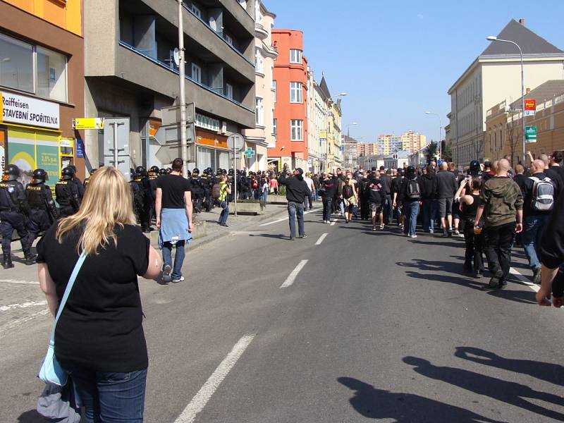 Pochod se vyostřil, zraněný byl jeden policista.