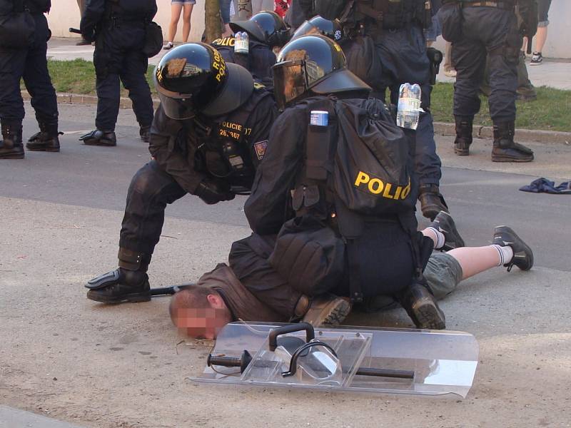 Pochod se vyostřil, zraněný byl jeden policista.