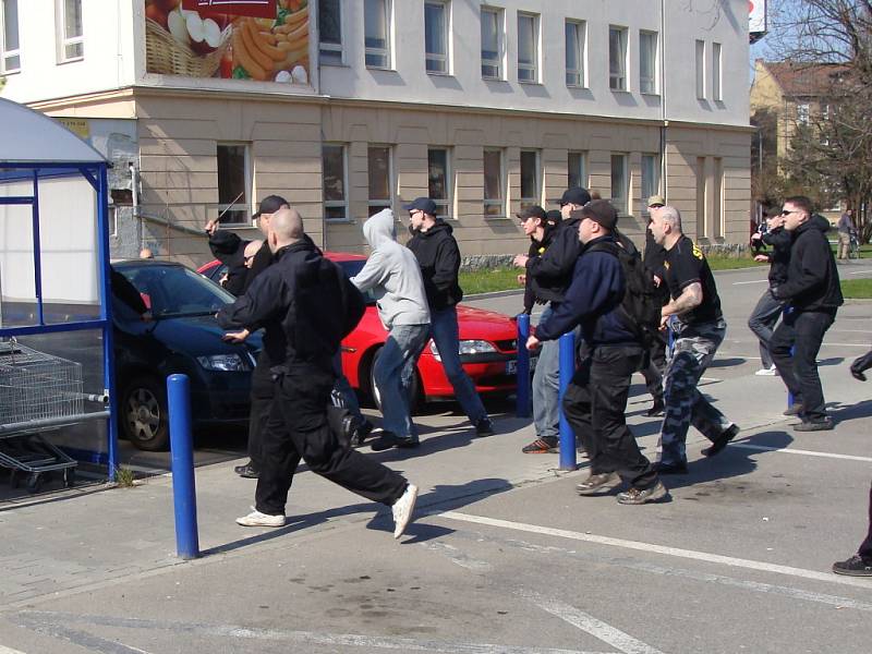 Pochod se vyostřil, zraněný byl jeden policista.