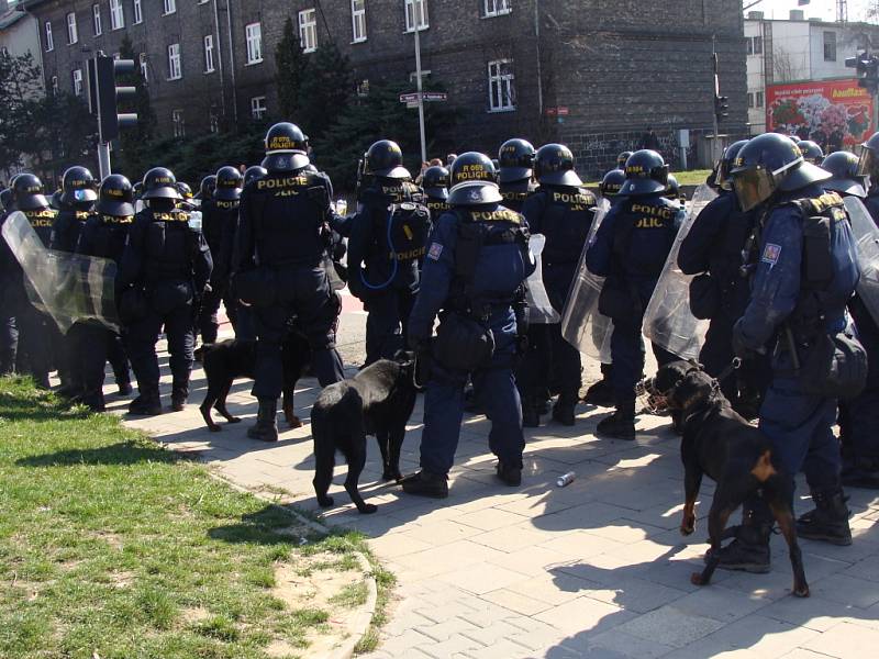 Pochod se vyostřil, zraněný byl jeden policista.