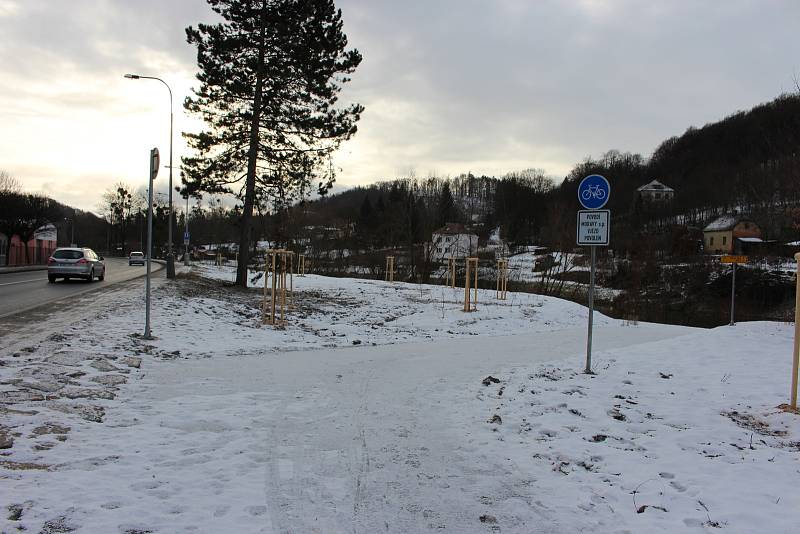 Nová cyklostezka vede od bývalého učiliště v Hranicích směrem do teplického lázeňského parčíku.