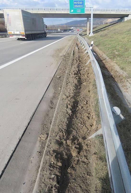 Po řidiči, který mezi 26. a 27. březnem poškodil svodidla na 308. kilometru dálnice D1 u Hranic