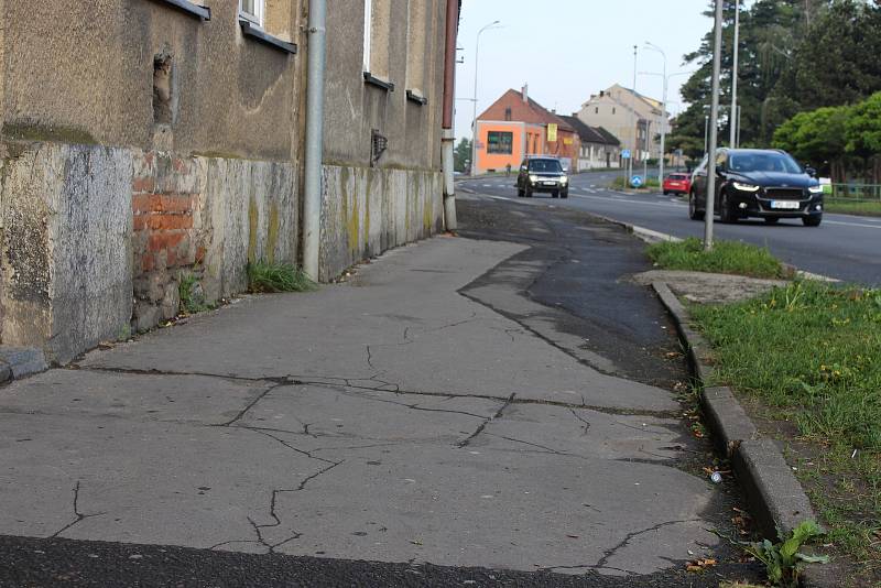 Už brzy se tak dočkají opravy chodníků obyvatelé na třídě Československé armády.