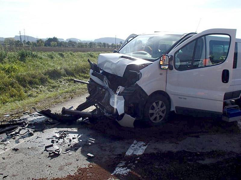 Srážka dodávky a osobního auta mezi Hranicemi a Olšovcem, šest zraněných