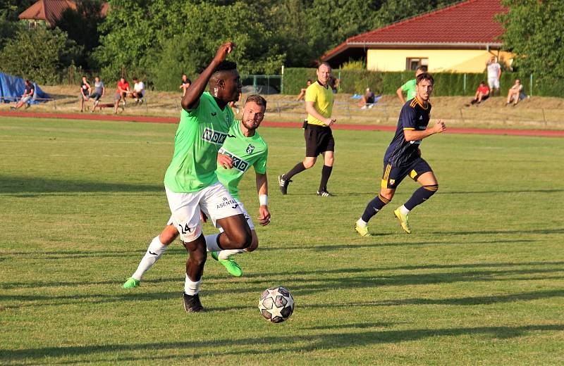 Utkání 1. kola MOL Cupu mezi SK Hranice (v modrém) a MFK Karviná rozhodovaly po remíze 2:2 až penalty.