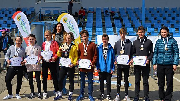 Ti nejúspěšnější mladí sportovci okresního kola Odznaku všestrannosti Sazka Olympijského víceboje a Šárka Kašpárková v Hranicích