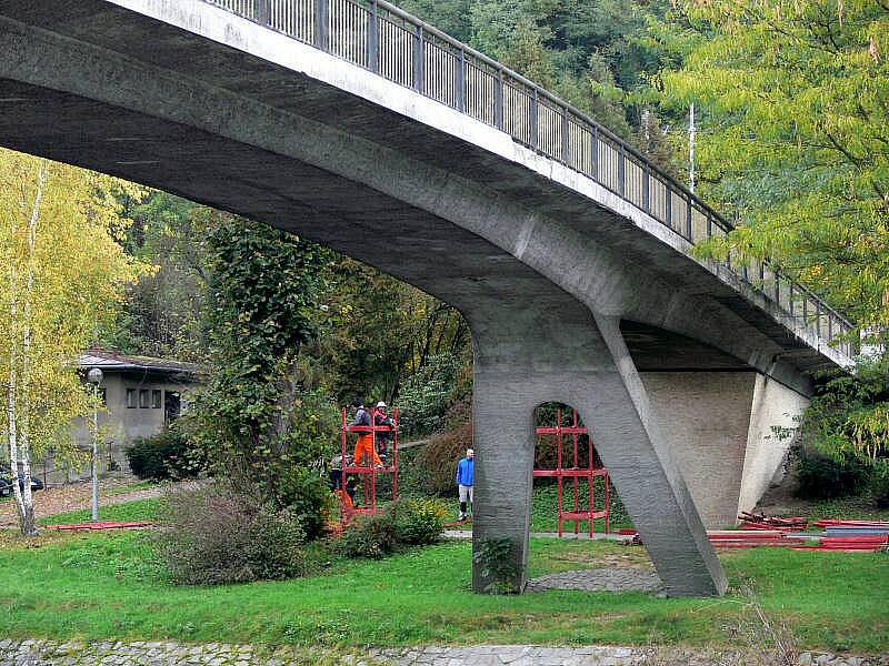 Lávku pro pěší v Teplicích nad Bečvou opravují