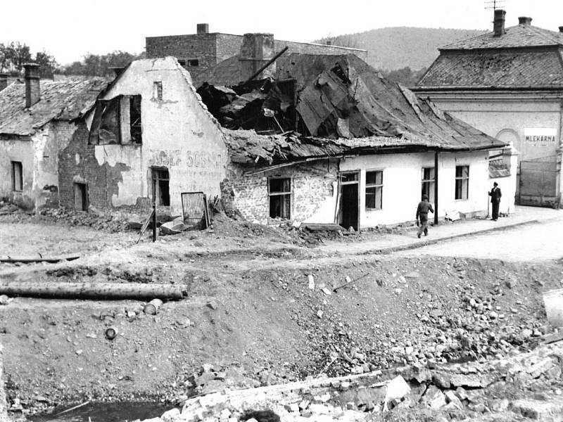 Zničené domy v Komenského ulici v květnu 1945, v pozadí je vidět stará Mlékárna, dnešní Krok.