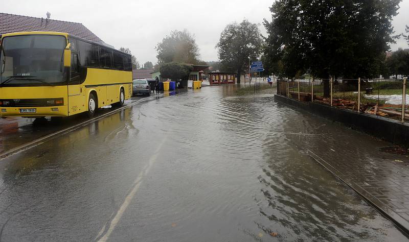 Řeka Bečva zaplavila část obce Ústí na Hranicku 14.10.2020.